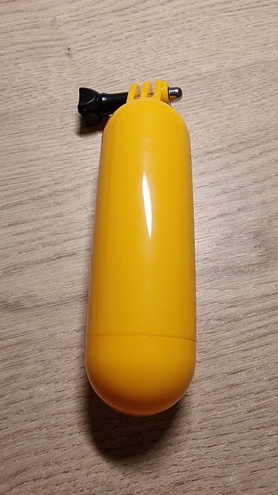 Boją wypornościowa do kamer sportowych