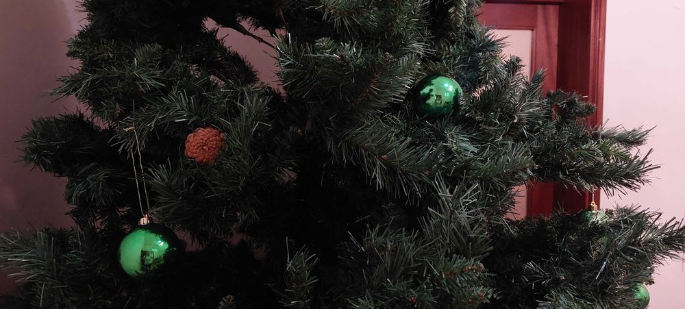 Árvore de Natal artificial muito grande (mais de 3 metros de altura)