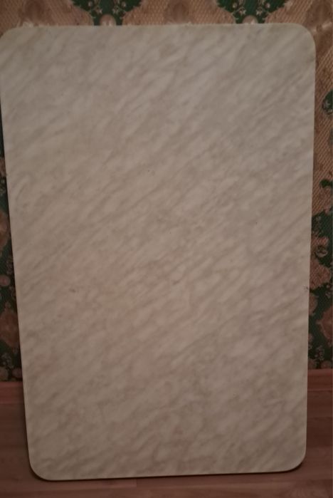 продам столешницу в отличном состоянии 60 на 90 см , хорошее решение и