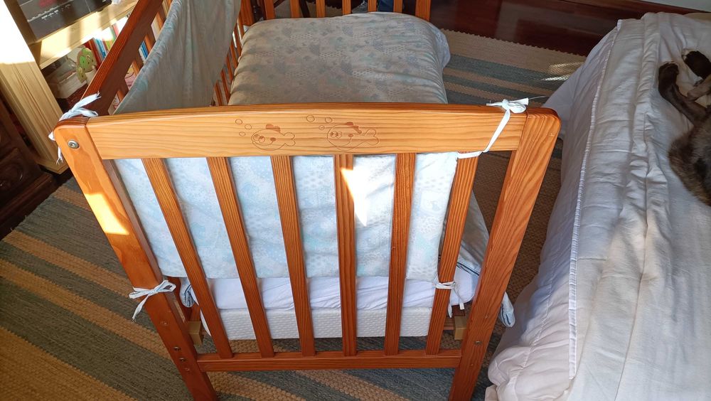 Cama de grades de madeira