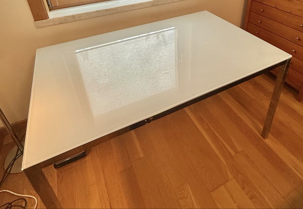 Mesa com tampo de vidro fusco