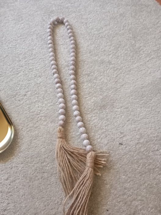 Bandeja dourada em metal. Colar de decoração.