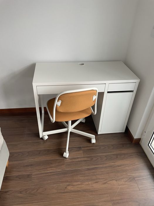 Secretária IKEA MICKE + Cadeira ÖRFJÄLL (4 conjuntos disponíveis)