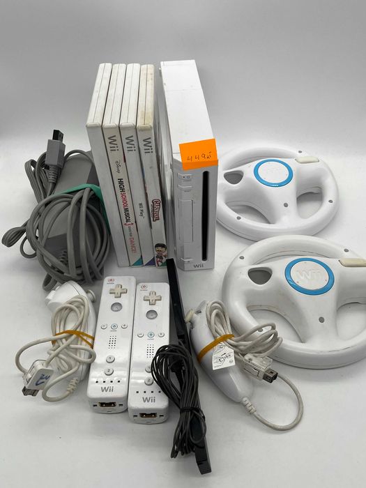 Konsola Nintendo Wii + gry i okablowanie + kierownica