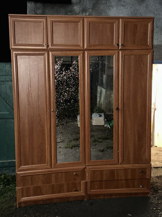 Шафа для речей та білизни.