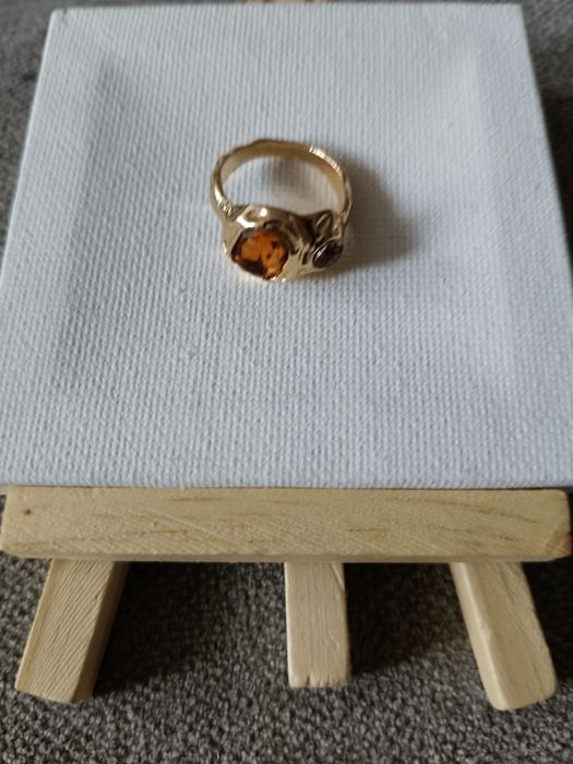Pozłacany pierścionek z bursztynem