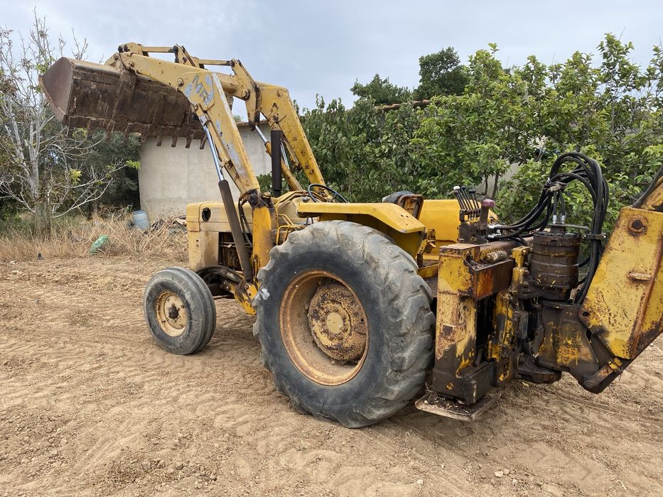 Retro escavadora MF com matricula