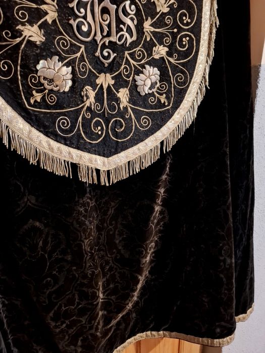 Zabytkowa kapa liturgiczna ze stułą – bogata ornamentyka, unikat
