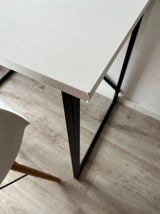 Biały stolik i krzesło