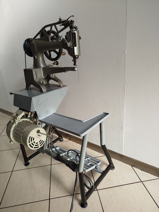 Máquina de cozer em bom estado ; concertos de calçado