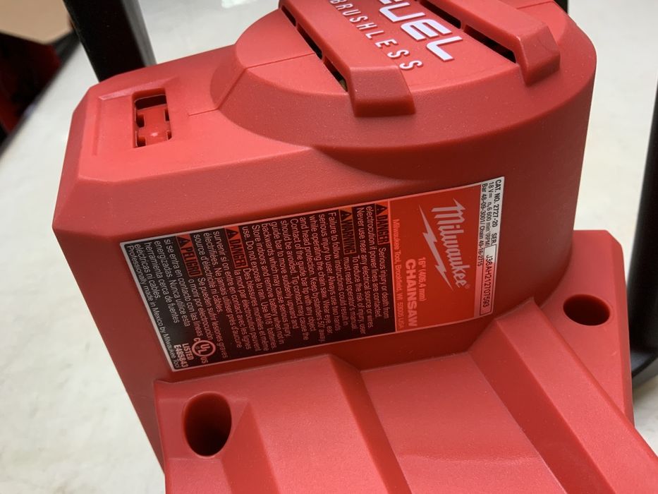 Безщіткова акумуляторна ланцюгова пила Milwaukee M18 2727-20 FUEL