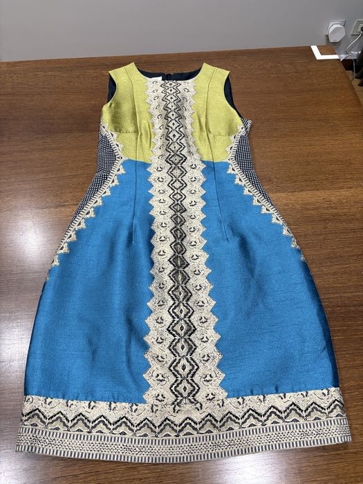 Conjunto vestido e casaco com padrões decorativos