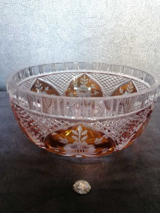 Misa kryształowa z PRL barwiona na bursztynowo