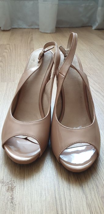 Продам босоніжки 38 розміру на підборах