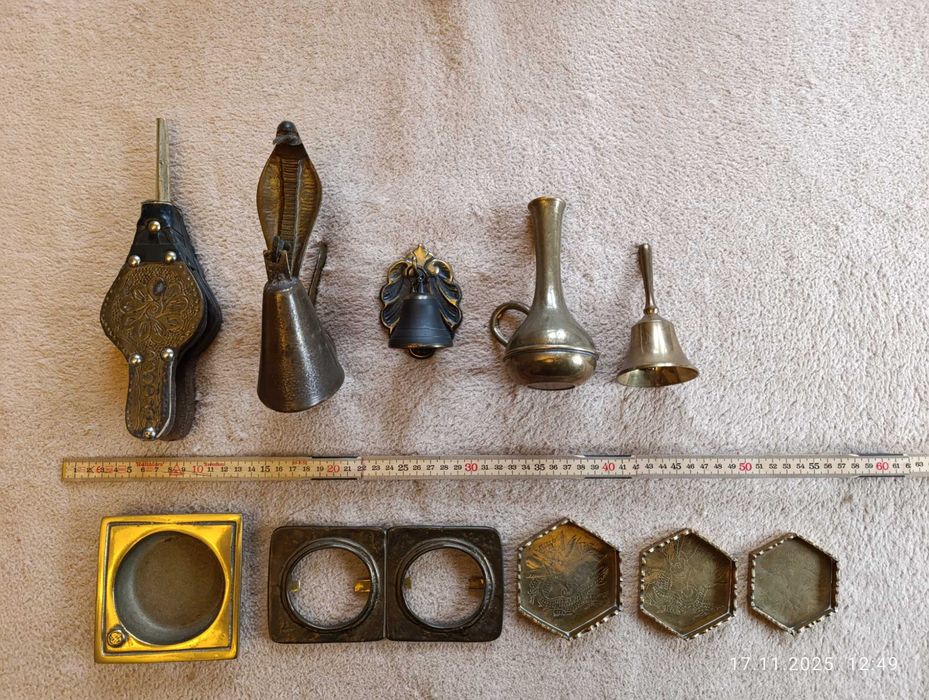 Zestaw mosiężnych przedmiotów : dzwonki, flakon, popielniczka, ramka