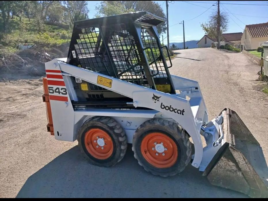 Aluguer de máquinas ,mini giratórias, retroescavadora, Bobcat