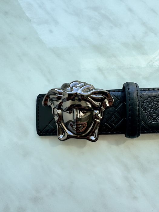Ремінь Versace.
