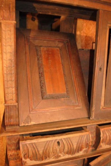 Очень старая горка буфет красивая резьба под реставрацию. Мебель антик