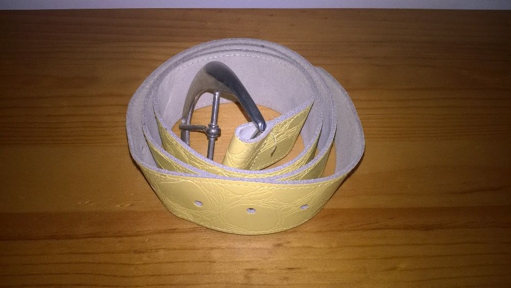 Cinto largo para uso em roupa de mulher