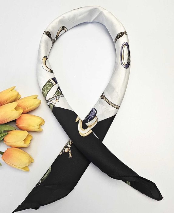 Śliczna apaszka ecru czarna z ciekawym wzorem