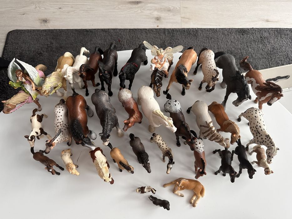 Zestaw figurek schleich razem ze stajnia i autem