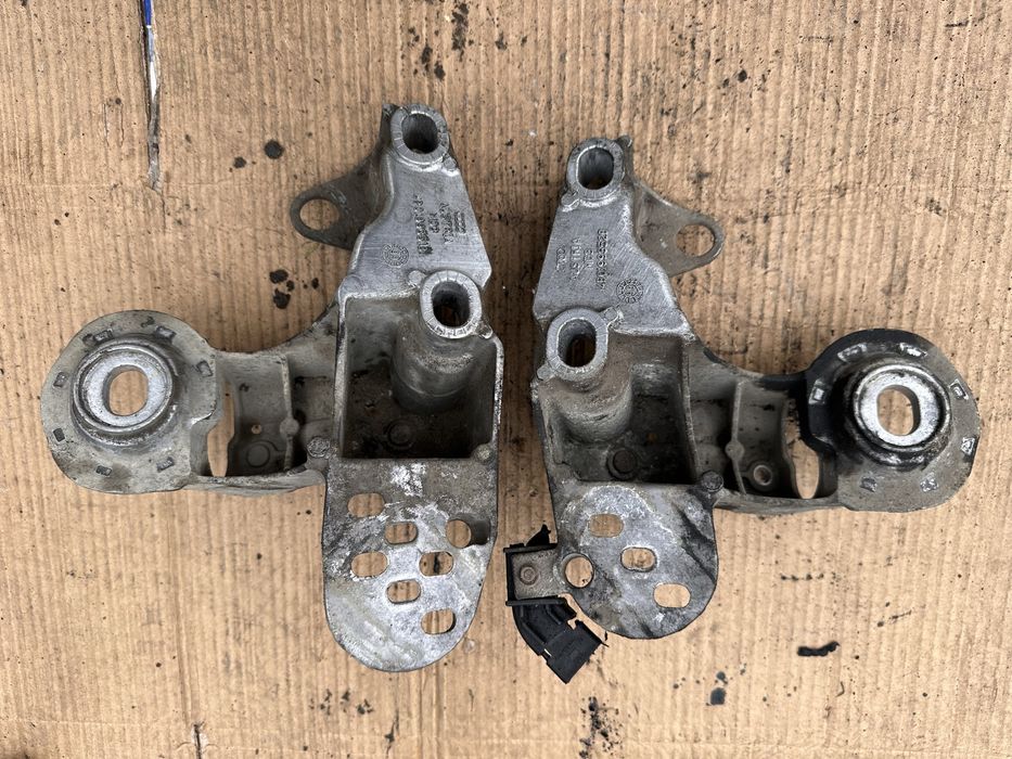 Кріплення подушки мотора Skoda Superb Passat B5 4B0199352B 4B0199351B