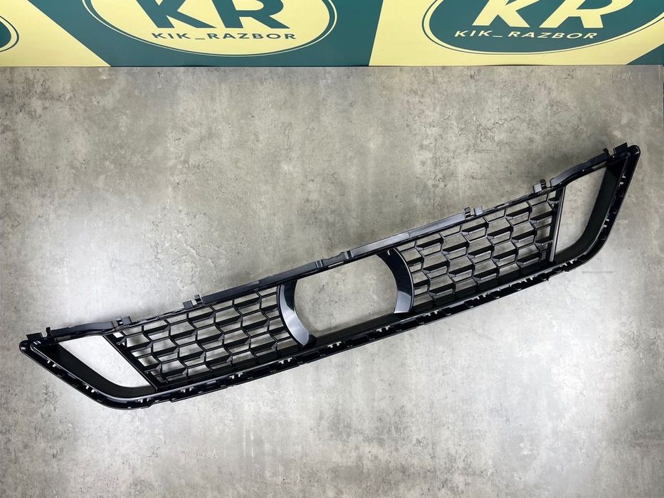 Решітка в бампер (з отвором для камери) - BMW 5 G30 / G31 51118098664