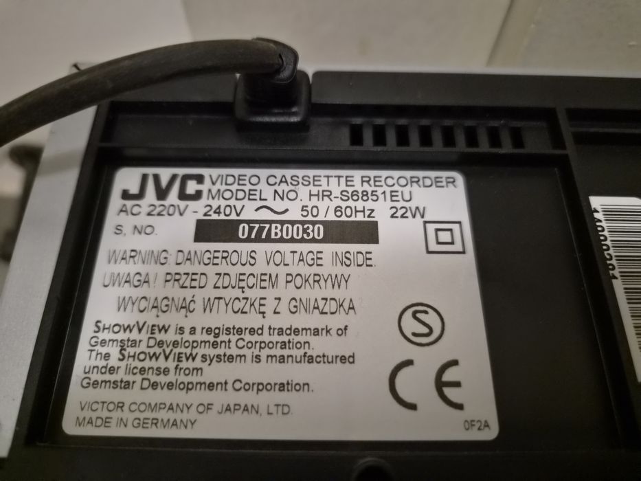 S-VHS et JVC HR-S6851
