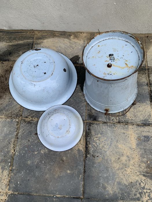 Niebieskie naczynia emaliowane