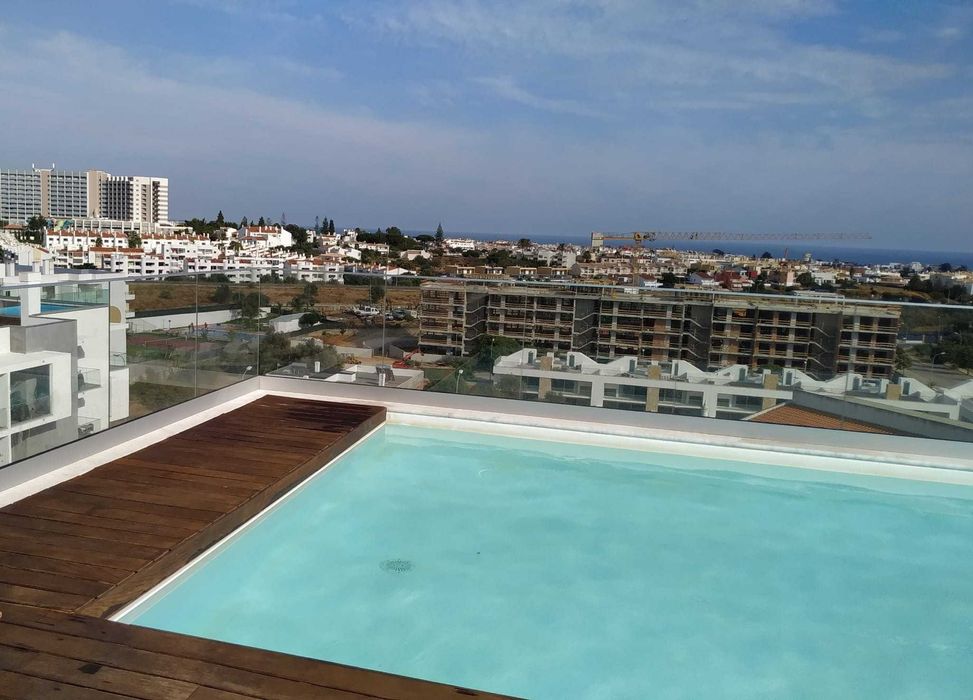 Excelente T2 com Grande Terraço, Piscina e 2 Lugares de Garagem