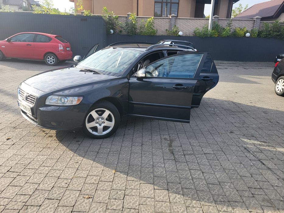 Автомобіль Volvo v50