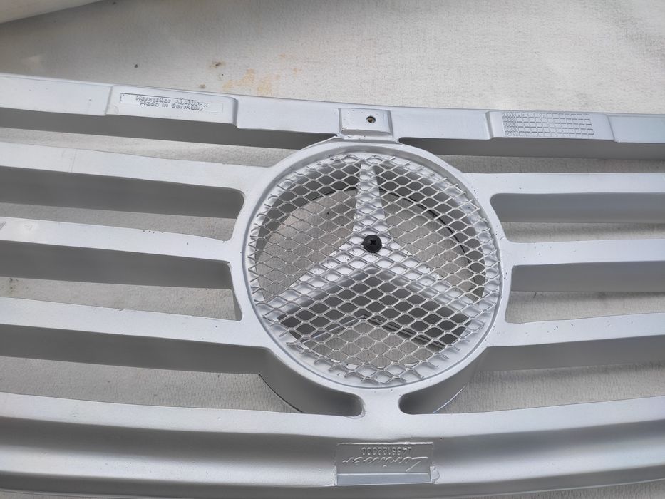 Решетка радиатора автомобиля