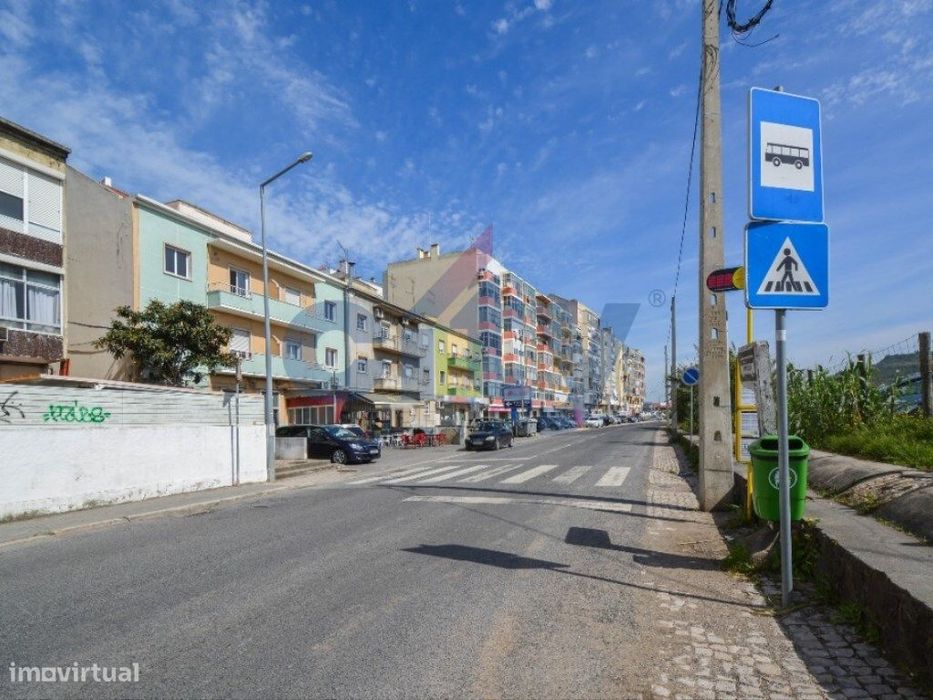 Terreno à venda na Rua Almirante Gago Coutinho entre a Póvoa de San...