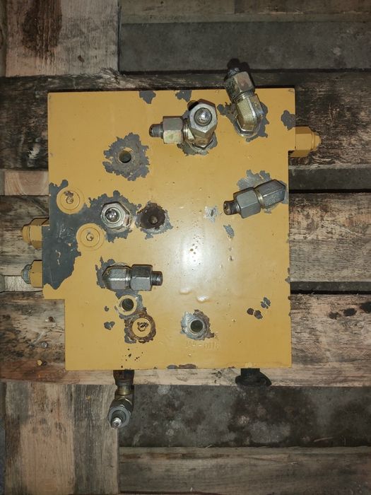 Rozdzielacz hydrauliczny ładowarka Cat 962 - części
