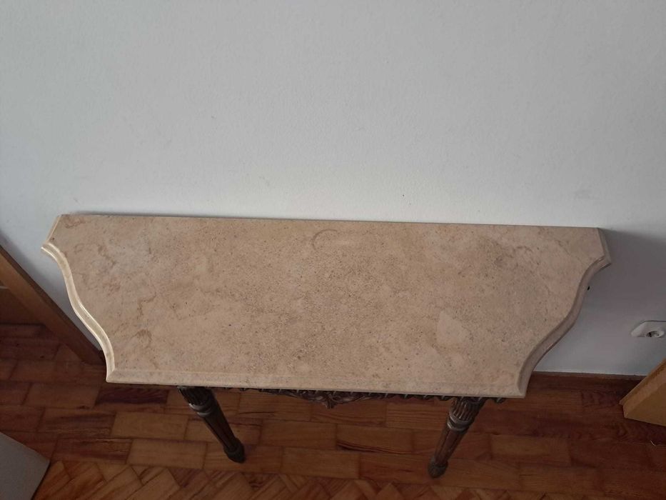 Aparador Clássico em Madeira talhada com tampo de Mármore. Classic antique credenza/sideboard in carved wood and marble top