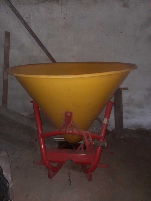 Розкидач міндобрива, лійка