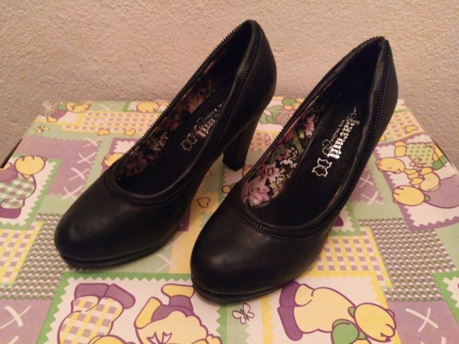 Sapatos Salto Alto Pretos em Pele Sintética