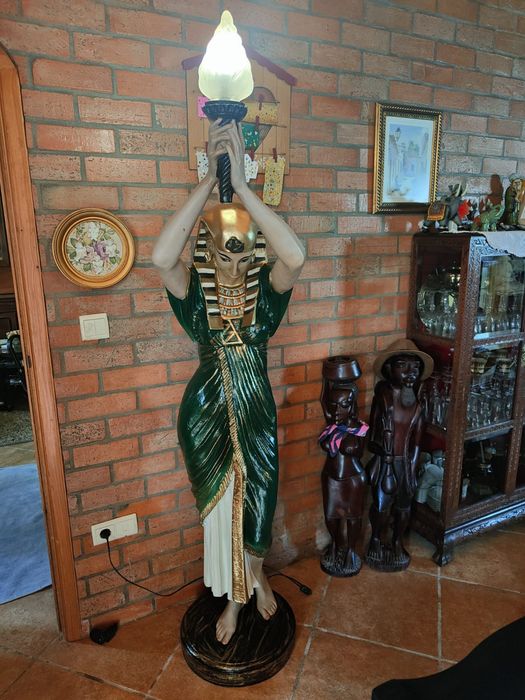 Figura FARAÓ em fibra com candeeiro