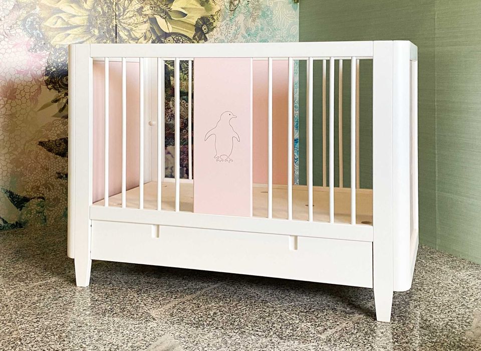 Berço Harpa com gavetão branco e rosa