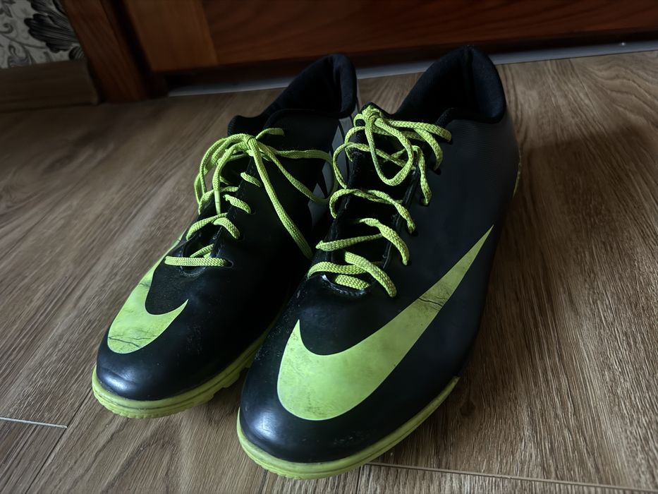 Футзалки Nike.