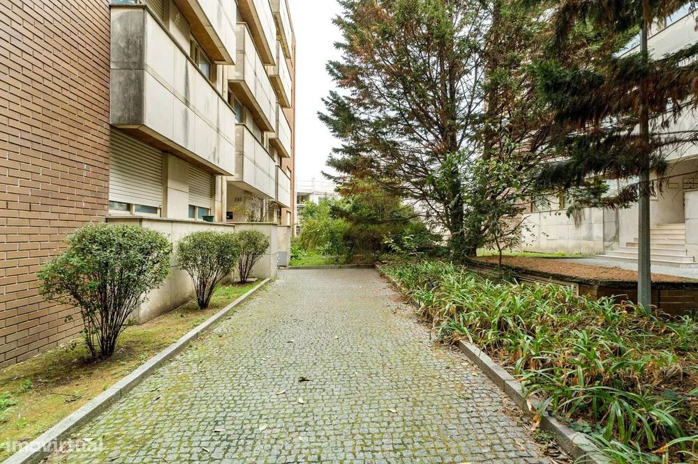 T1 no 4.º e último piso com elevador, varanda poente, garagem e vistas