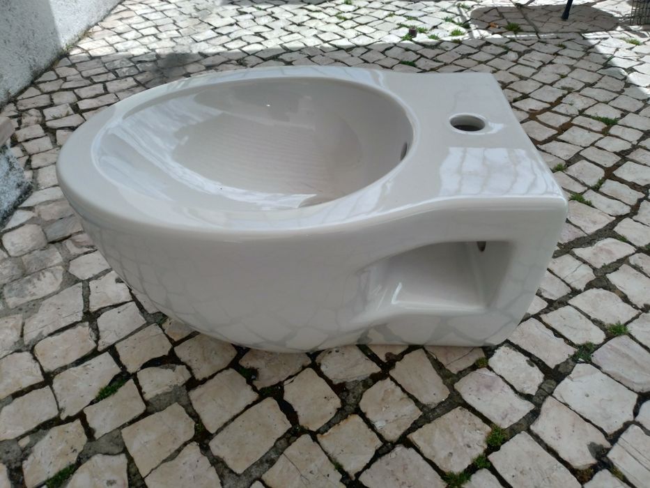 Bidé para fixação á parede