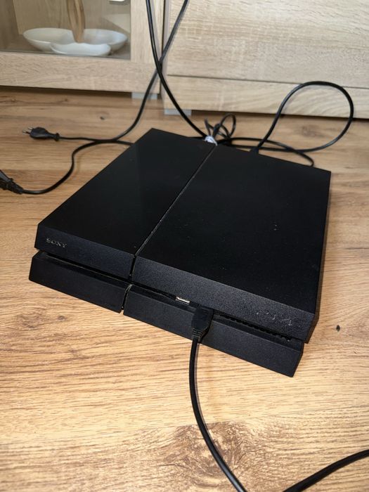 Konsola ps4 + 3 pady
