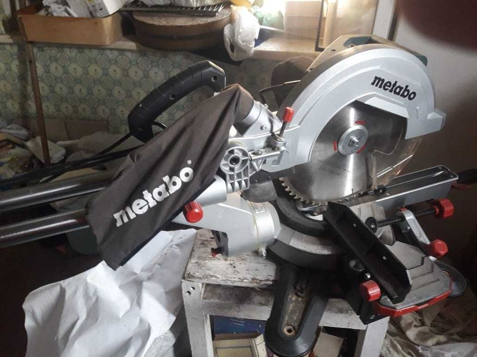Торцовочная пила Metabo KGS 305 M