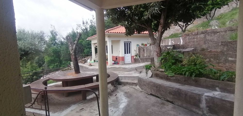 Pequena quinta, casa principal, um anexo e uma divisão externa extra.