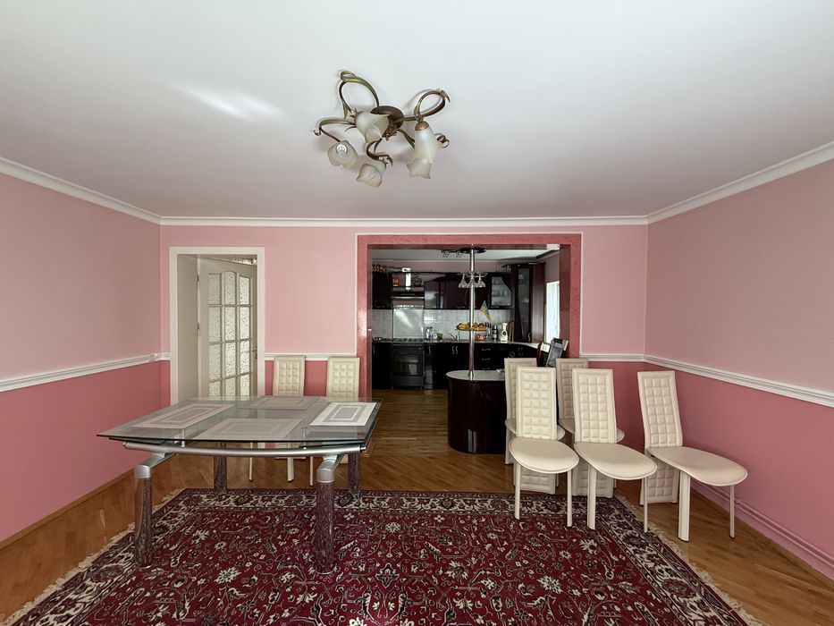 Продається просторий будинок