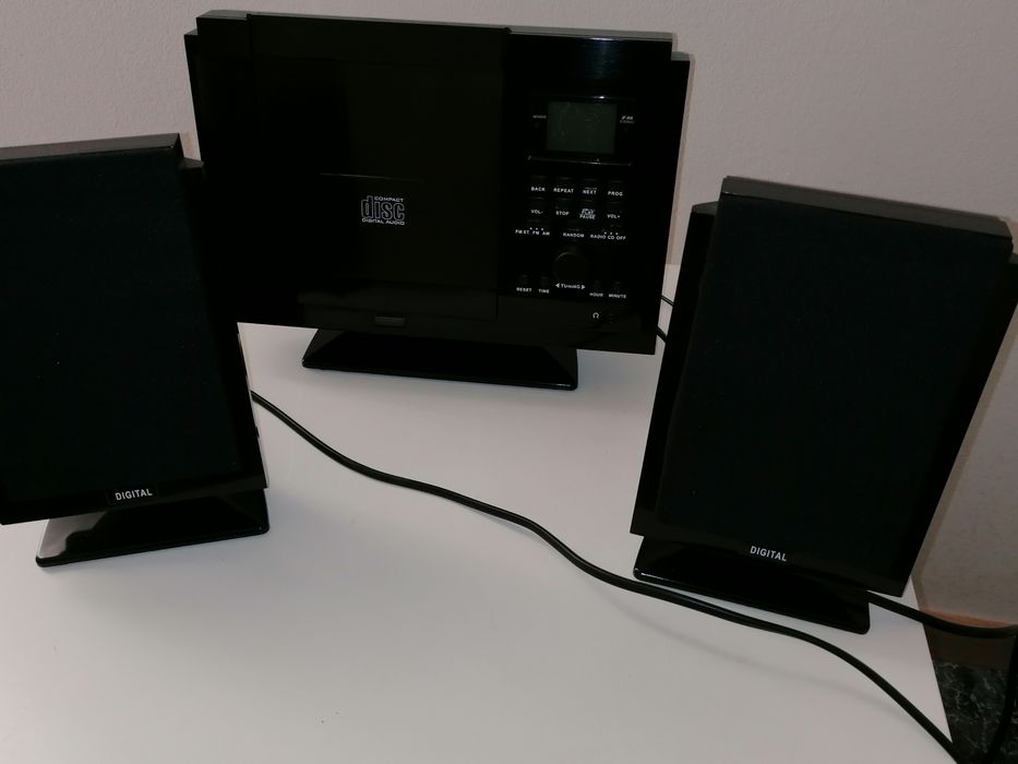 Aparelhagem de Rádio e Leitor de CD – NOVA