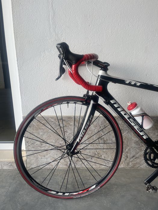 Bicicleta de ciclismo Moser 111 em carbono.