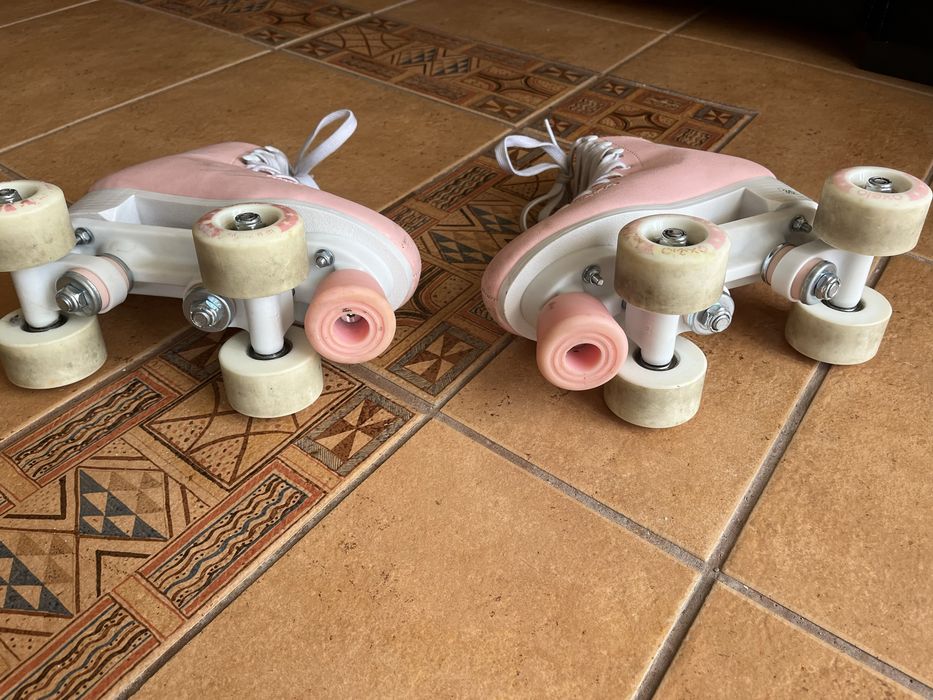 Patins de menina rosa com oferta joelheiras