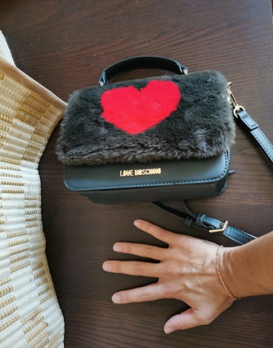 Mala Moschino tiracolo ou mala de mão